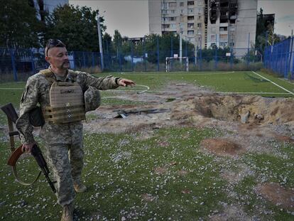 El militar ucranio Vasyl Bilous, de 46 años, muestra, este miércoles, los daños causados en un colegio de Járkov que no ha podido empezar el curso por los bombardeos en el barrio de Saltivka, en el noreste de la ciudad.