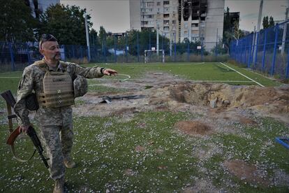 El militar ucranio Vasyl Bilous, de 46 años, muestra, este miércoles, los daños causados en un colegio de Járkov que no ha podido empezar el curso por los bombardeos en el barrio de Saltivka, en el noreste de la ciudad.