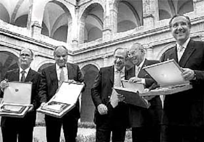 El consejero Carlos González Cepeda (en el centro), junto a los demás galardonados.