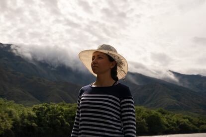 Adriana María España, junto al paso del río Turbio, donde está su finca de limón haití, en la Vereda la Planada, cerca de El Rosario (Colombia).