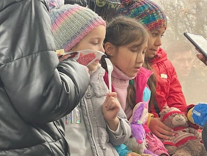 Unas niñas escapaban el sábado en el tren de Mariupol con destino a Kiev, para luego seguir rumbo hacia la frontera.