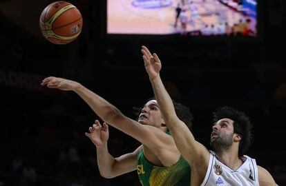 Teodosic en una jugada con Varejao