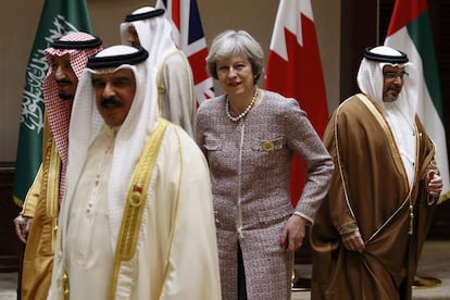 Theresa May, minutos después de hacerse una foto de familia junto a otros líderes en la Cumbre del Consejo de Cooperación del Golfo (CCG), en Manama (Bahrain) el 7 de diciembre de 2016.