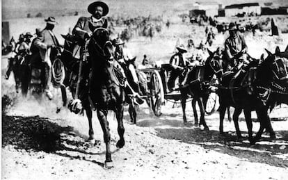 Pancho villa montando un caballo.