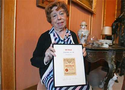 Lily Lacoste, con una etiqueta de su famoso vino, en una foto de noviembre del año pasado.