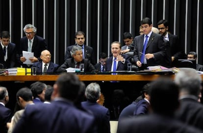 O presidente do Congresso, Renan Calheiros, na sess&atilde;o unificada.