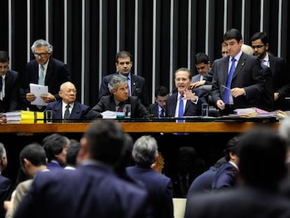 O presidente do Congresso, Renan Calheiros, na sess&atilde;o unificada.