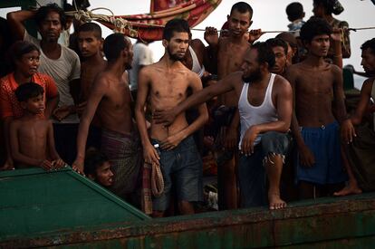 El subdirector para Asia de Human Rights Watch, Phil Robertson, condenó la decisión tailandesa de dejar partir el navío y afirmó que "Malasia y Tailandia está jugando un partido de ping pong" con las vidas de estos inmigrantes.