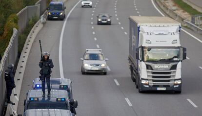 Agentes vigilan una carretera tras desalojar unos manifestantes que la habían cortado.