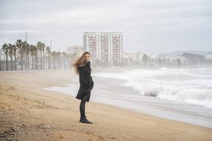L'empresària, fotografiada a la platja de la Barceloneta.