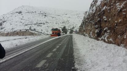 Máquinas quitanieves despejan de nieve las carreteras del interior de la Comunidad Valenciana.