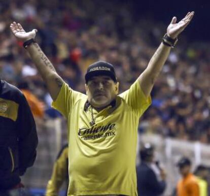 Diego Armando Maradona celebra un gol de su equipo, el Dorados, en Culiacán.
