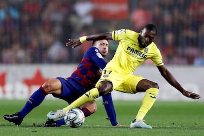 El defensa francés Clement Lenglet disputa el balón con el delantero del Villarreal Karl Toko Ekambi.