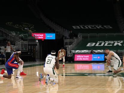 Los jugadores de Milwaukee y Detroit, protestan arrodillados antes de dar inicio su partido.