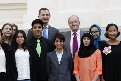 El Rey Felipe VI y el Rey Juan Carlos, posan con un grupo de estudiantes, a su llegada hoy al Palacio de Cibeles de Madrid para presidir la presentación de la nueva Fundación Cotec para la Innovación