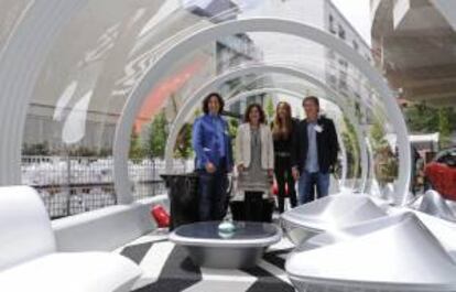 Fotografía facilitada por el Ayuntamiento de Madrid de su alcaldesa, Ana Botella (2i) durante su asistencia a la inauguración de la feria Casa Decor, hoy en la antigua sede de la Embajada Británica, en Madrid. Casa Decor se podrá visitar desde mañana 17 de mayo hasta el 23 de Junio.
