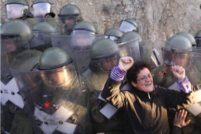 Tropas de KFOR disuelven a manifestantes serbios en Jagnjenica.