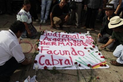 Un grupo de guatemaltecos rinde homenaje a Facundo Cabral, ayer en Guatemala.