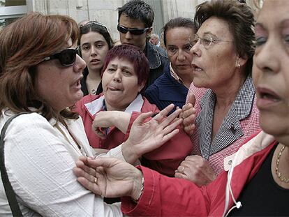 La alcaldesa de San Fernando de Henares, Montserrat Muñoz (en la imagen, con gafas de sol), increpada por vecinos del municipio.
En primer plano, Ramón, marido de la fallecida.