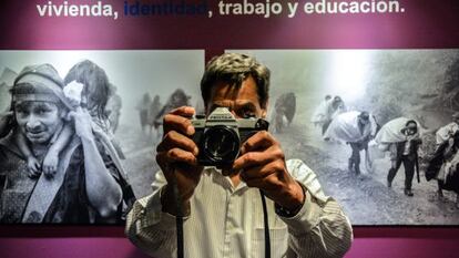 El fotógrafo José Rodríguez posa frente a imágenes de desplazados.