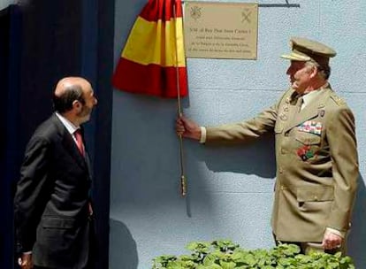 El rey Juan Carlos, acompañado por el ministro del Interior, Alfredo Pérez Rubalcaba, descubre una placa en recuerdo de la visita que ha realizado a la sede central de la Guardia Civil en Madrid.