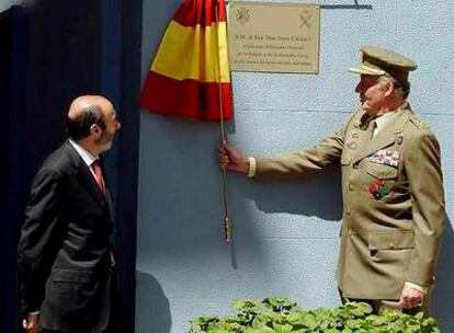 El rey Juan Carlos, acompañado por el ministro del Interior, Alfredo Pérez Rubalcaba, descubre una placa en recuerdo de la visita que ha realizado a la sede central de la Guardia Civil en Madrid.