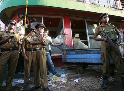Policías cercan el lugar donde ocurrió una explosión en la capital de Sri Lanka que dejó tres heridos