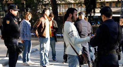 La policía solicita la documentación a varias personas durante la protesta.