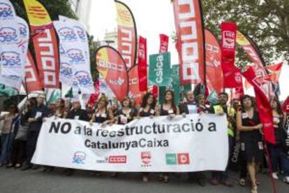 Cabecera de la manifesetación celebrada hoy en Barcelona  por los trabajadores de Caixa Catalunya para rechazar el bloqueo de las negociaciones del Expediente de Regulación de Empleo (ERE) que ha presentado la entidad para reducir la plantilla en 2.395 personas.