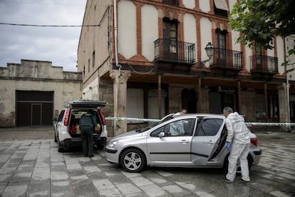 Agentes durante la investigación del asesinato de la mujer apuñalada y arrojada por una ventana en Salas de los Infantes (Burgos).
