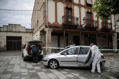 Agentes durante la investigación del asesinato de la mujer apuñalada y arrojada por una ventana en Salas de los Infantes (Burgos).