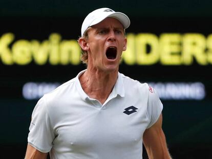 Anderson celebra un punto durante la semifinal contra Isner en Wimbledon.