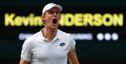 Anderson celebra un punto durante la semifinal contra Isner en Wimbledon.