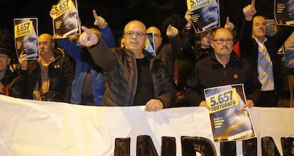 Concentración de Sortu ante la comisaría de la Ertzaintza de Hernani.