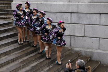 Los miembros de la compañía boliviana Caporales San Simon Londres posan para una fotografía después de una actuación en Trafalgar Square para promover el desfile del 31 de julio en Londres (Inglaterra).