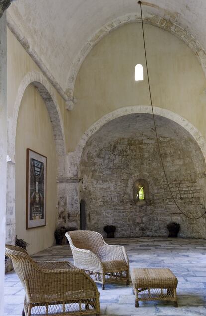 Capilla románica de la abadía de Pierredon, reconvertida en salón.