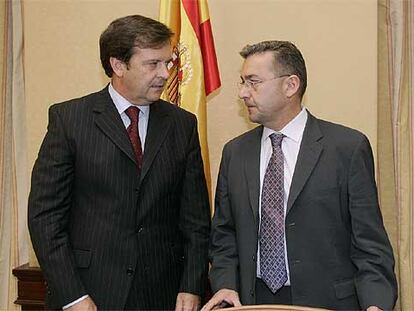 Alberto Saiz, a la izquierda, con Paulino Rivero, presidente de la comisión del 11-M, el 19 de julio de 2004.