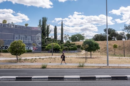 Nelsi Ayala, de camino hacia las oficinas que limpia en Montecarmelo, al norte de Madrid.