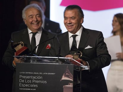 Antonio Romero y Rafael Ruiz, Los del Río, tras recoger el Grammy honorífico el miércoles en Las Vegas.