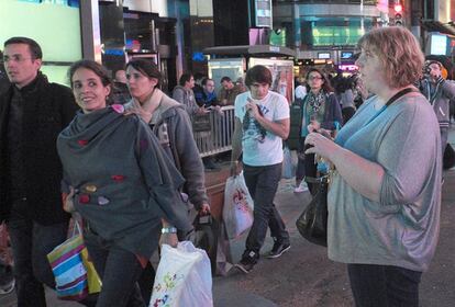 En 2011, la fotógrafa Haley Morris-Cafiero decidió hacerse un 'selfie' en medio de Times Square. Cuando lo vio, se dio cuenta de qulos viandantes posaban sus ojos sobre ella y que no se trataba de un hecho aislado. Su sobrepeso captaba más la atención que el monumento más emblemático. El libro 'The Watchers' incluye muchas de las imágenes de la serie que creó tras esa primera instantánea reveladora.