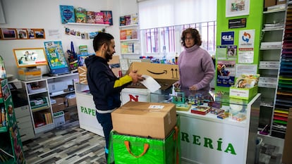 Un comercio tradicional recoge y entrega paquetes procedentes de la venta online, en Madrid, el pasado enero.