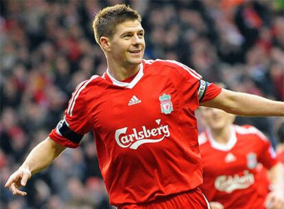Steven Gerrard celebra un gol en una fotografía tomada el 22 de marzo de 2009, en un partido de la 'Premier' contra el Aston Villa.