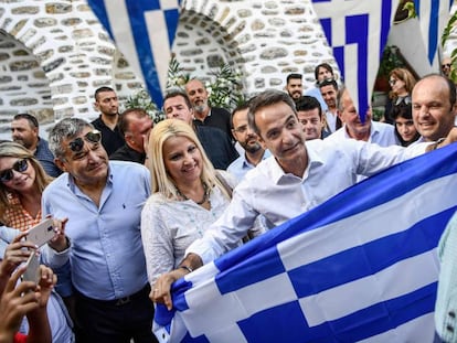 Kyriakos Mitsotakis, este lunes en Makrinitsa con una bandera griega.