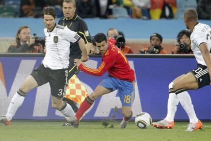 Pedro protege el balón entre Friedrich y Boateng.