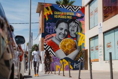 Un mural de la futbolista de la selección española Aitana Bonmatí decora una de las avenidas principales de Sant Pere de Ribes, pueblo natal de la jugadora.