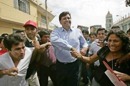 El candidato aprista, Alan García, durante su visita  a la ciudad de Catacaos, al norte del país.