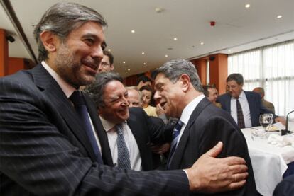 Enrique López (izquierda) y Federico Trillo, en una conferencia del segundo en el Club Siglo XXI.