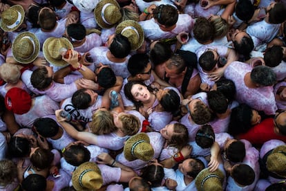 Los asistentes a las fiestas de San Ferm&iacute;n se agolpan en la plaza del ayuntamiento de la capital navarra a la espera del chupinazo que da inicio a la semana festiva de este a&ntilde;o. 
