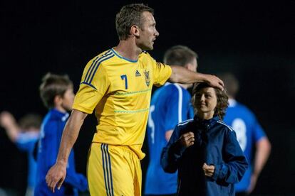Shevchenko saluda a un aficionado tras el amistoso ante Estonia