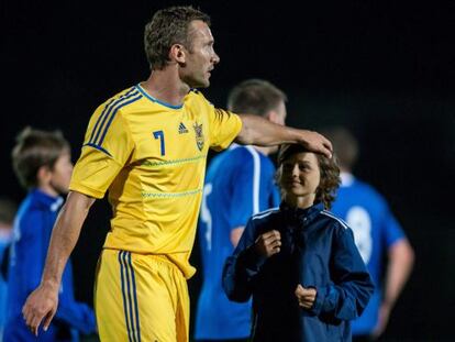 Shevchenko saluda a un aficionado tras el amistoso ante Estonia 